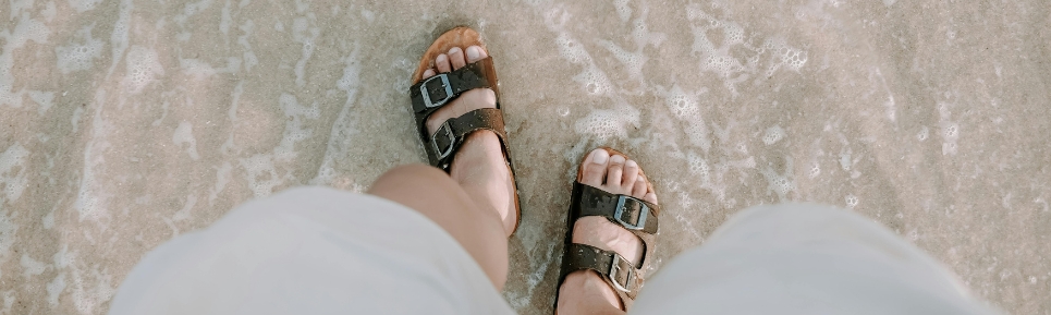Welke sandalen zijn geschikt voor brede voeten?