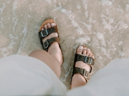 Welke sandalen zijn geschikt voor brede voeten?