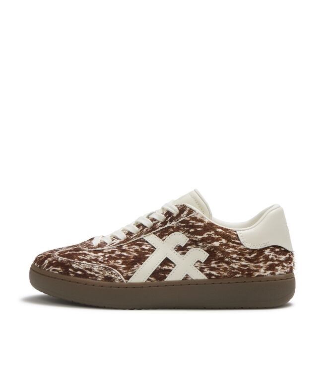 FitFlop the dash ff pony cow t-toe trainers brown/white Direct leverbaar uit de webshop van www.meijerink-schoenen.nl/