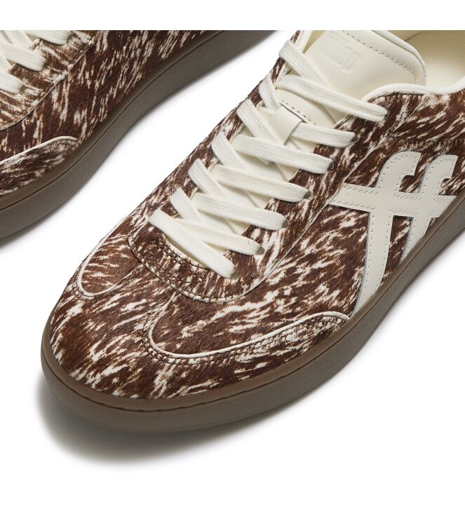FitFlop the dash ff pony cow t-toe trainers brown/white Direct leverbaar uit de webshop van www.meijerink-schoenen.nl/