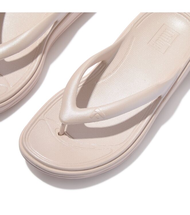 FitFlop relieff metallic recovery toe-post sandals metallic nude rose Direct leverbaar uit de webshop van www.meijerink-schoenen.nl/
